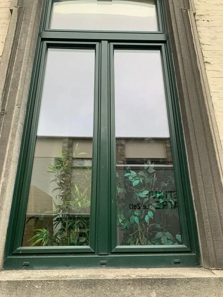 Fenêtre vandalisée : remplacement complet · après