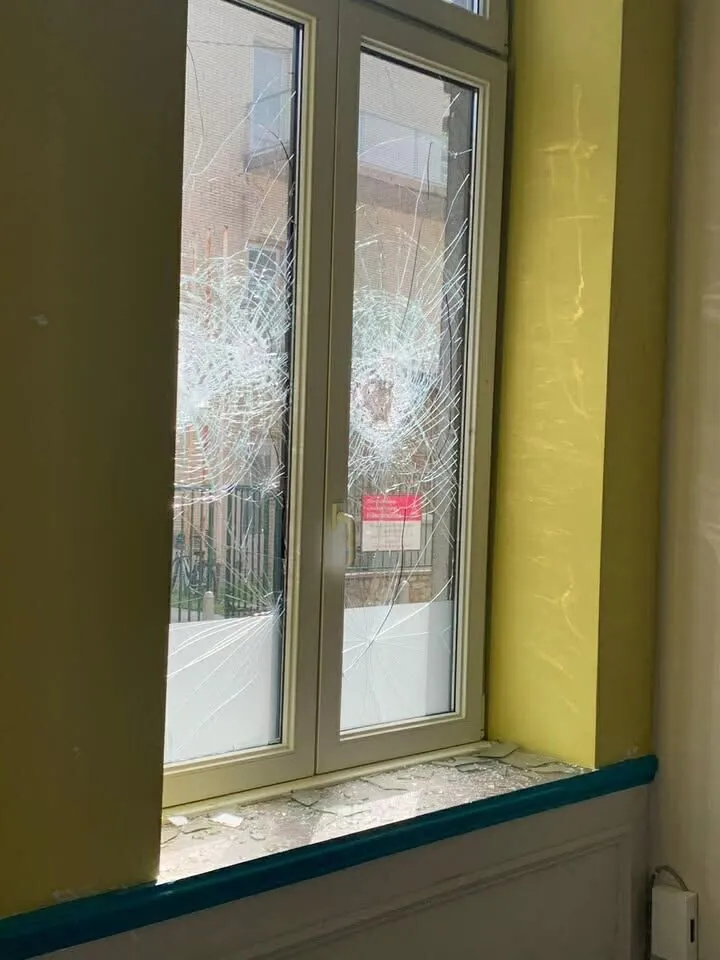 Fenêtre vandalisée : remplacement complet · avant