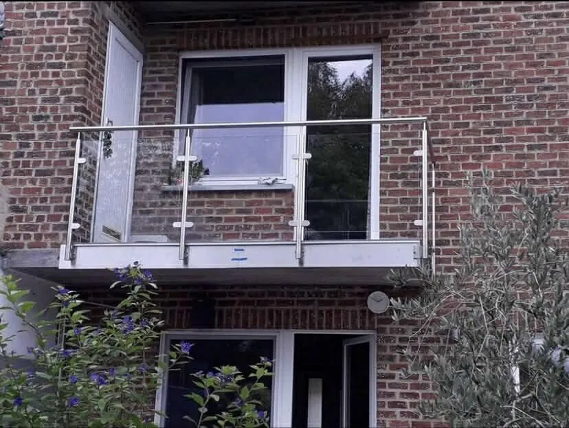 Garde-corps vitré : balcon résidentiel