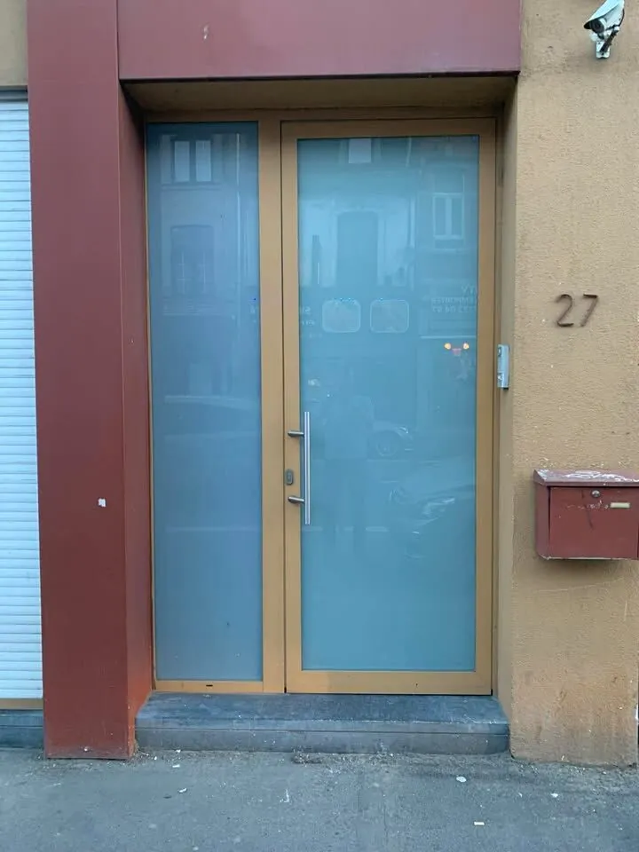 Porte d’entrée vitrée : sécurité commerce · après