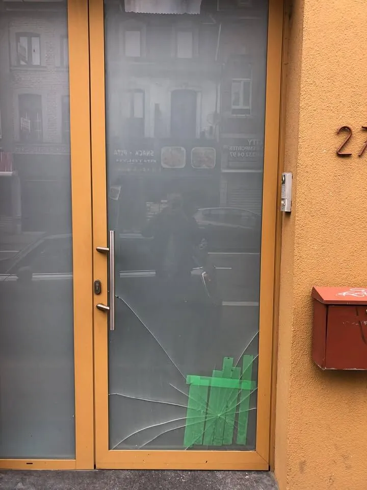 Porte d’entrée vitrée : sécurité commerce · avant