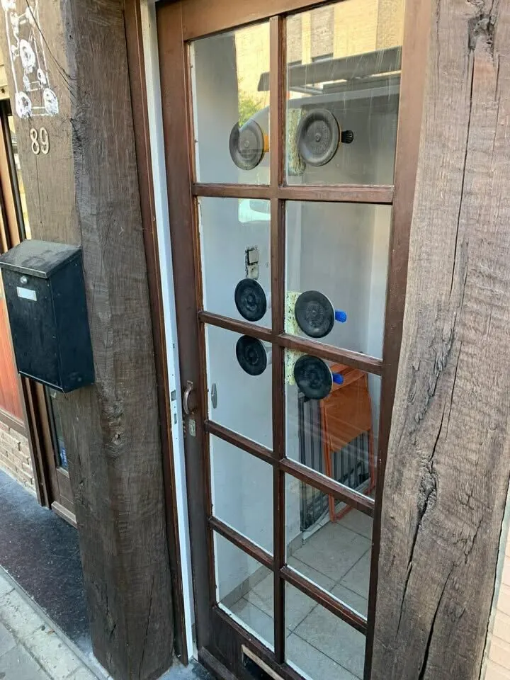 Porte vitrée à carreaux : pose en cours