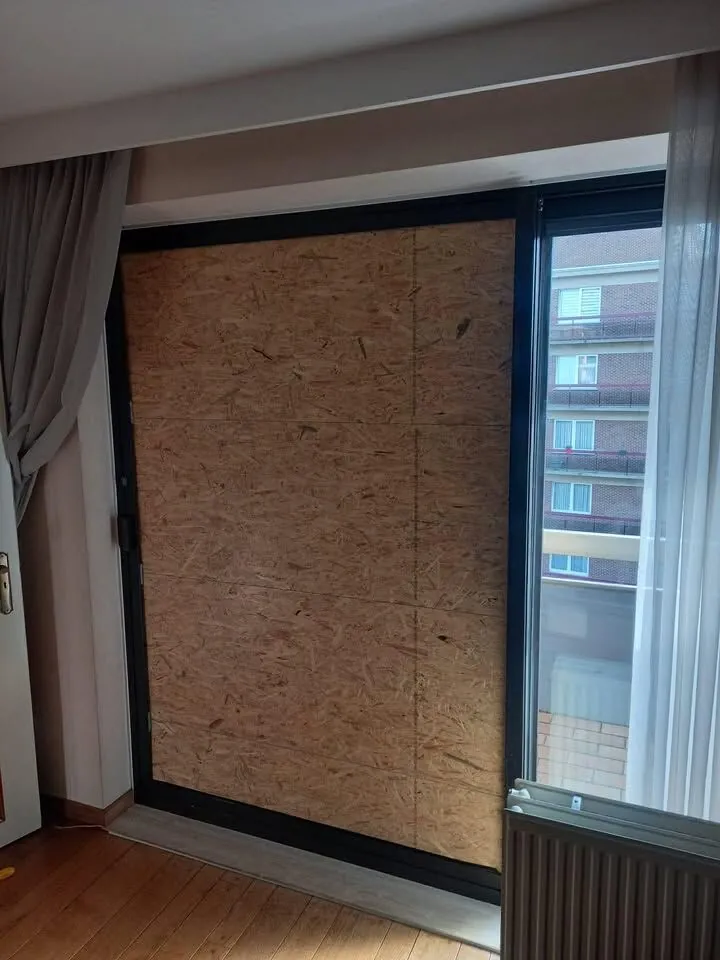 Mise en sécurité provisoire : baie d’appartement · après